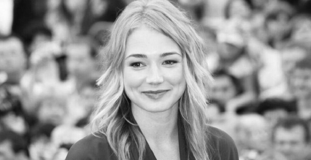 Оксана Акиньшина без актёрского образования, но , на мой взгляд, весьма неплоха