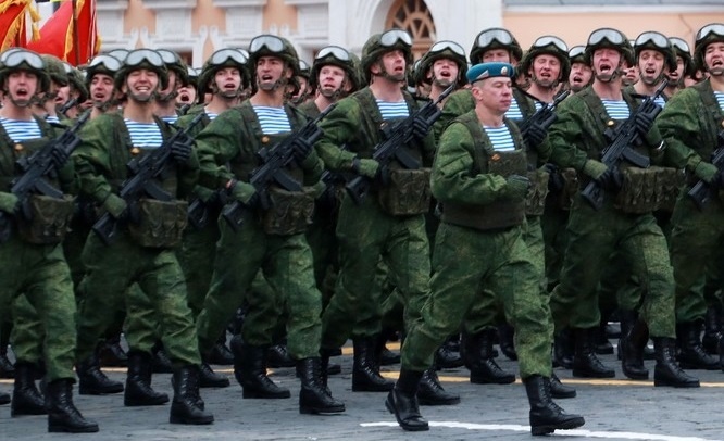 Бойцы 331-го полка в комплекте брони "Ратник" на Красной площади.