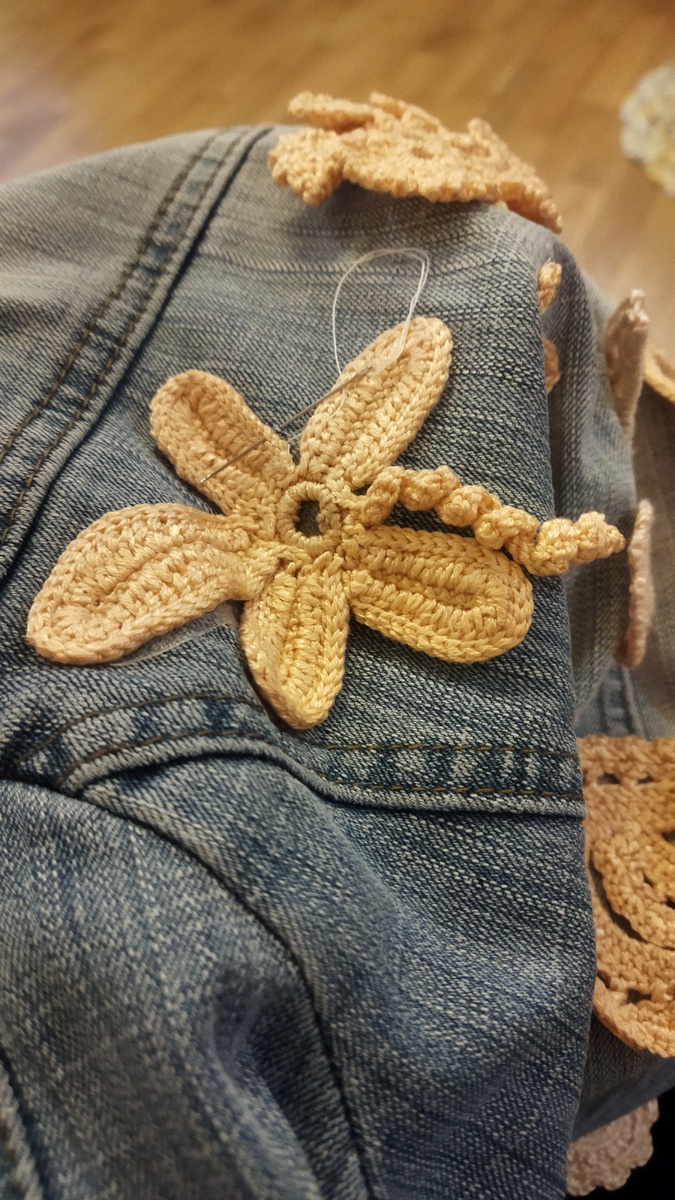 Вязаное кружево на джинсовой куртке