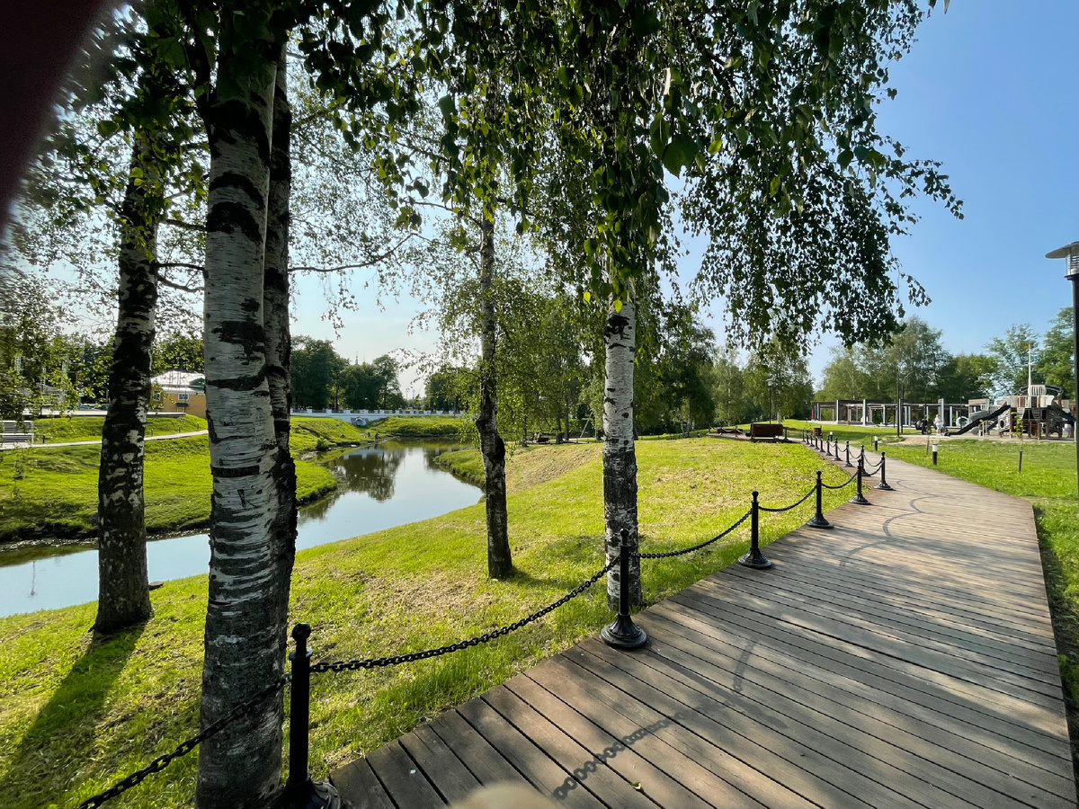 Вот такие вот дорожки идут прямо от пирса.