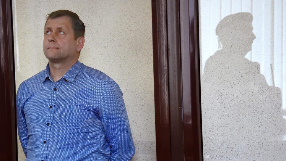 В сентябре 2021 года мать с годовалым сыном находились у вольера с амурскими тиграми, оснащенного отжимными барьерами. Один из хищников травмировал левую руку ребенка, после чего мальчику ампутировали палец. Олег Зубков был осужден Белогорским райсудом на два года и три месяца лишения свободы. В защиту владельца «Тайгана» поднялась общественность, которая сочла, что суд не учел халатность матери. В октябре 2022 года Верховный суд Крыма отменил обвинительный приговор.📷Фото: Виктор Коротаев / Коммерсантъ