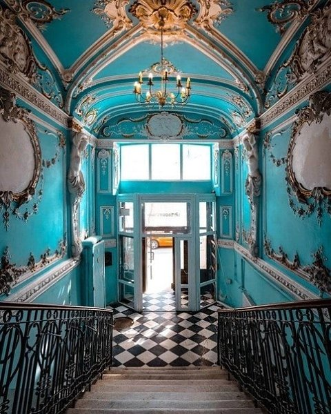 Парадная лестница в Питере. Фото из интернета