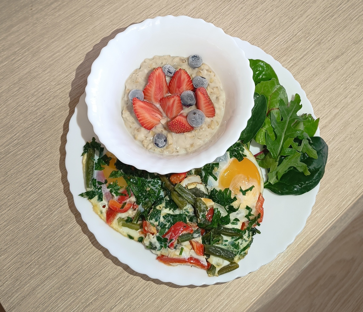 Утренняя композиция от Ани Тимофеевой. Каша с ягодами, яичница с овощами. Все как Тренер прописал. 