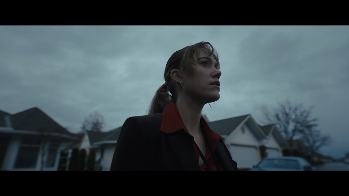 Ли чувствует притаившуюся в доме тьму.