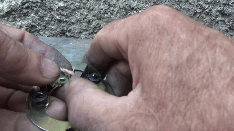  Плоскость щетки которая сопрягается с ломелями якоря необходимо притереть ,что бы сопрягаемая плоскость щетки приняла форму окружности ломелей якоря.В других механизмах типа дрель  ,для притирки достаточно  погонять пару часов без нагрузки .В старторе после установки нет возможности покрутить в холостую  пару часов ,поэтому эта операция очень важная и повлияет на долговечность стартера .