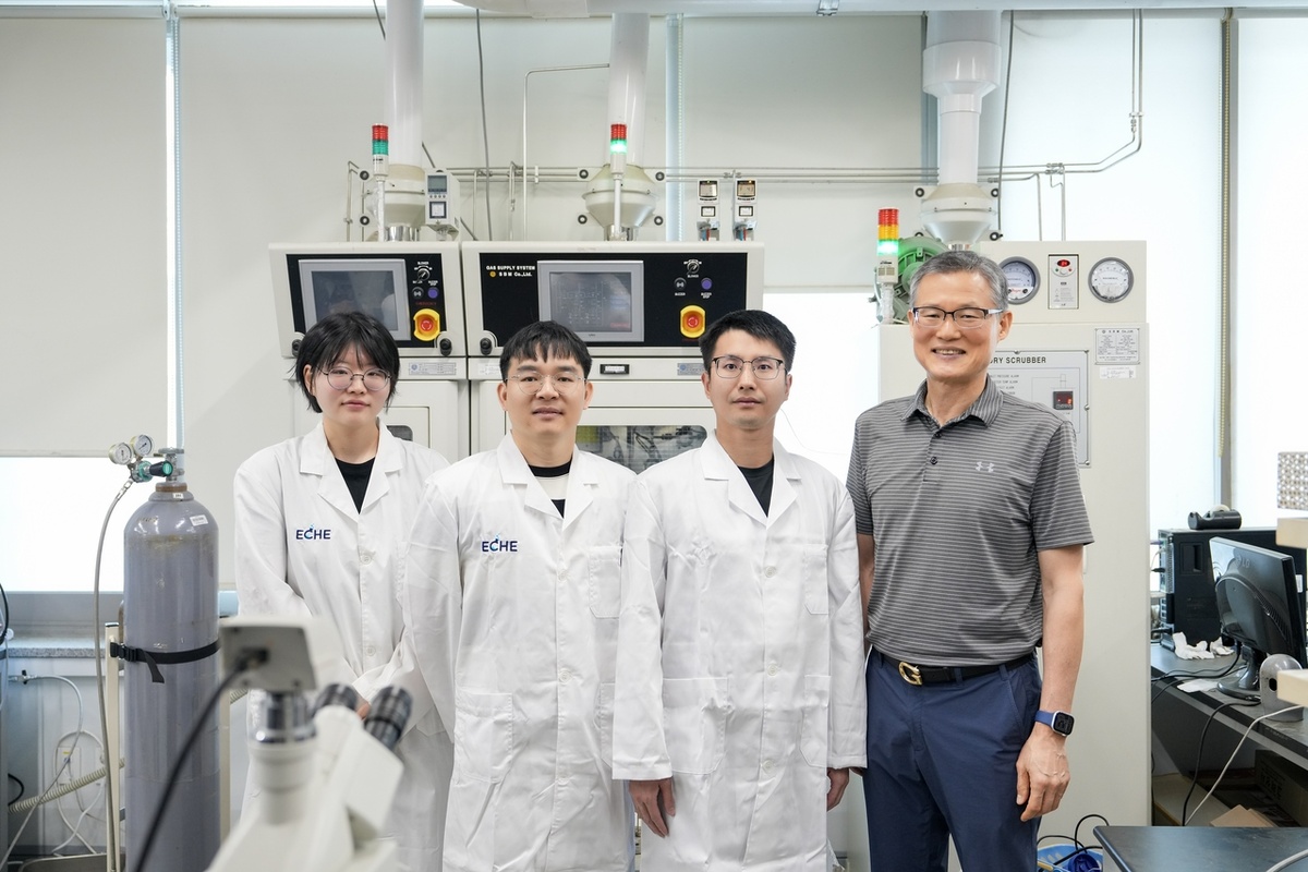 Исследователи UNIST, проводившие данное исследование. Исследователь Гу Чжи Вон (слева), доктор Чанцин Ли, доктор Лунань Гуан, профессор Бэк Чон Бом. [Предоставлено UNIST]