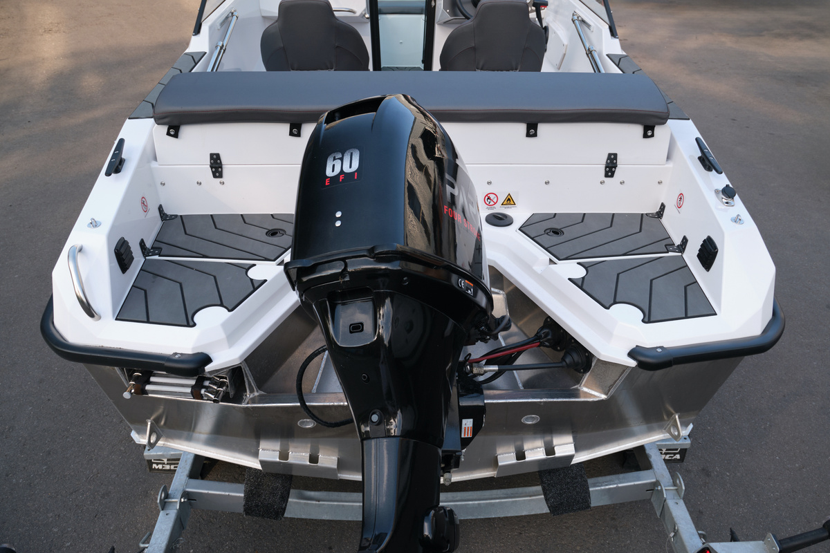 Кринолины вровень. Лестница интегрированная. Мотор до 80 л. с.