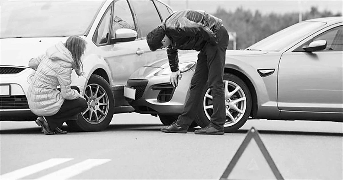 У нас, прежде чем приступить к осмотру повреждений после ДТП, настоятельно рекомендуют не пренебрегать весьма важными нюансами, включая наличие действующего полиса «автогражданки» у виновника