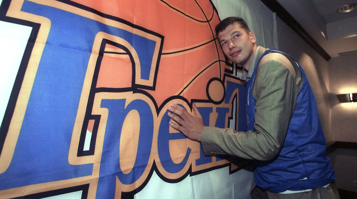 Началом проекта «Урал-Грейт» принято считать 16 июня 1995 года. Именно тогда в Перми был создан Фонд поддержки игровых видов спорта «Урал-Грейт». Его учредителями выступили пермские баскетболисты, выступавшие в чемпионате области: Сергей Кущенко, Владислав Исаев, Александр Антонов и Владимир Мартыненко. На фото: бывший форвард ЦСКА Сергей Панов на пресс-конференции по поводу своего перехода в пермский клуб «Урал-Грейт».

Фото: Коммерсантъ / Франк Вильягра