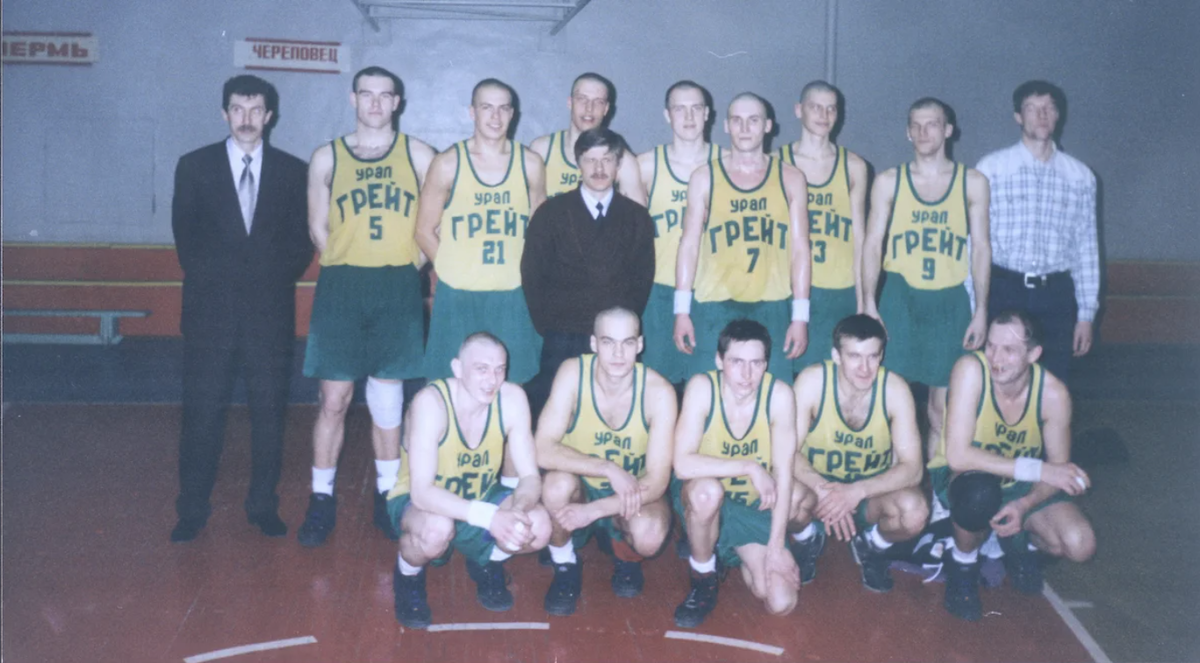 Сама команда была создана на базе пермского клуба «Политехник», который накануне сезона вышел в Высшую лигу российского баскетбола. Первый официальный матч ПБК «Урал-Грейт» провел 16 сентября 1995 года в баскетбольном зале пермской спортивной школы №49. Тогда под руководством первого тренера Владимира Серебрякова клуб одержал победу над «Старым соболем» из Нижнего Тагила (100:97). Победа далась пермякам через три овертайма. В первом сезоне клуб занял 24-е место в чемпионате России среди команд Высшей лиги.

Фото: архив Евгения Пермякова