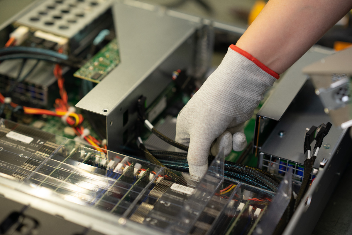 Сборка сервера на российском заводе «Аквариус». Изображение: медиатека aq.ru