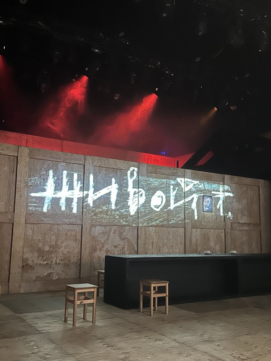 Сценография. Спектакль «Живой Т». Театр Наций. Фото автора.