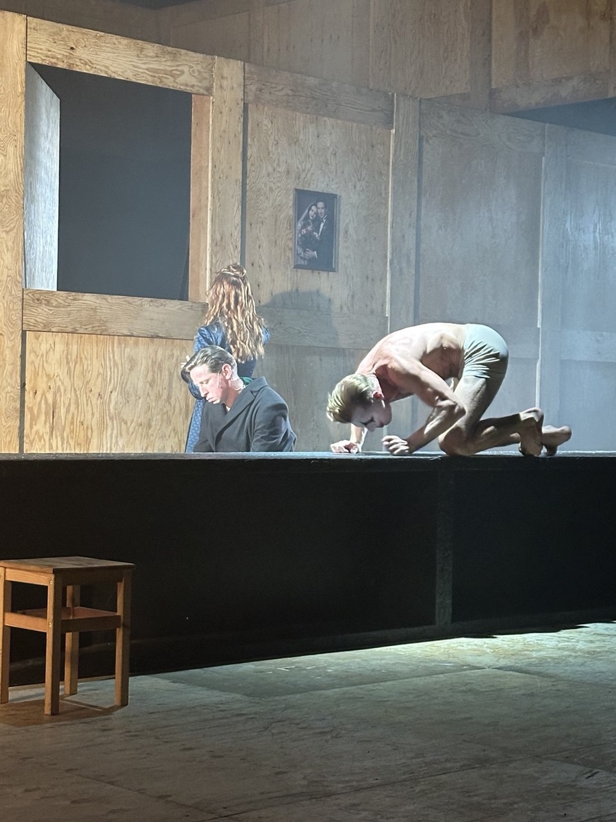 Федор Протасов (Дмитрий Лысенков) с женой Лизой (Елена Николаева) и Живой труп в исполнении Георгия Иобадзе. Спектакль «Живой Т». Театр Наций. Фото автора.