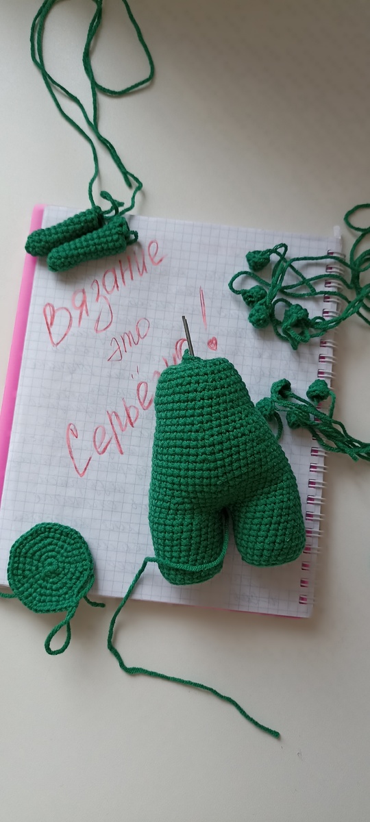 Но , как говориться, всякое бывает🙂 и обстоятельства сложились Так, что я не успела довязать свой шедевр😂 Хорошо,что на кануне я решила начать вязать серию значков с рабочим (пока) названием "Космодром" и первым героем этой серии "вынужденно"стал  магистр йода😃 вязала без МК, нитки ярнард ирис .