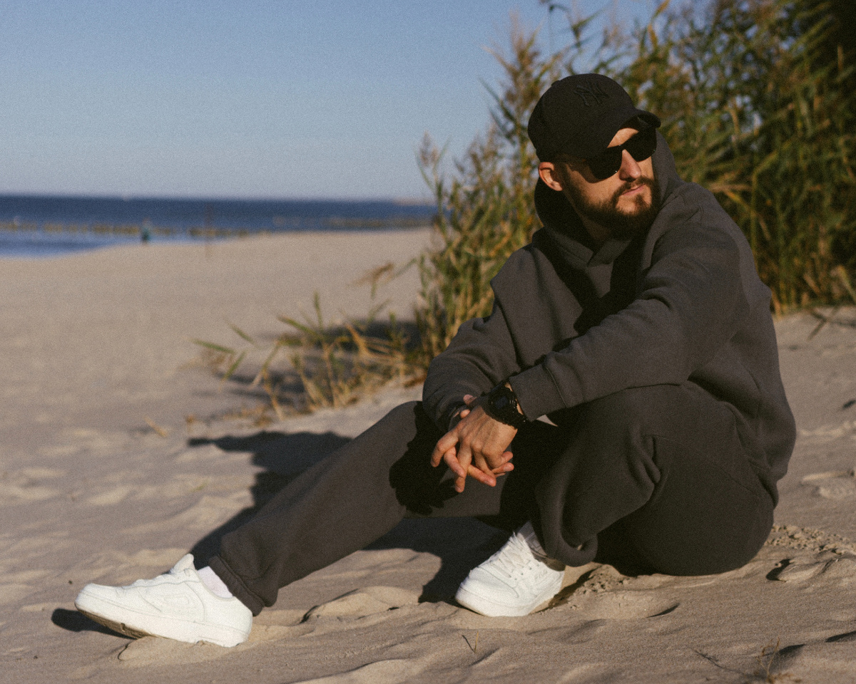 Я Артем, у меня два музыкальных проекта. Ritma и OVRMO.