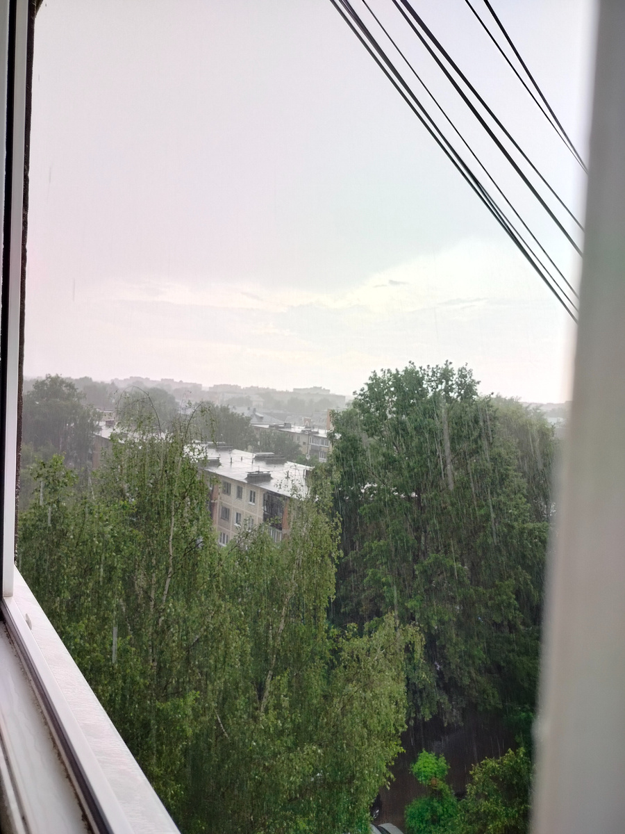 Вид на дождь с балкона.