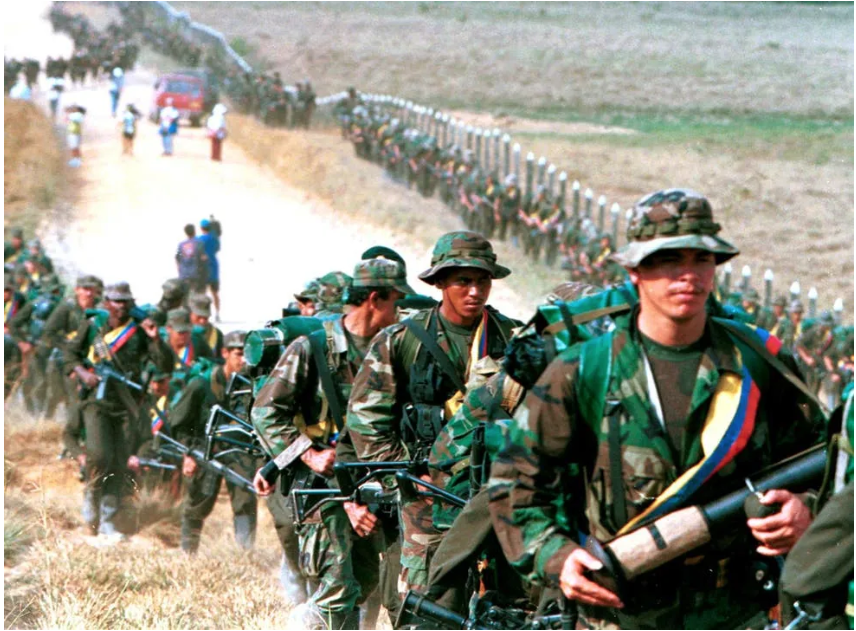Повстанцы FARC маршируют в Колумбии. (Reuters)