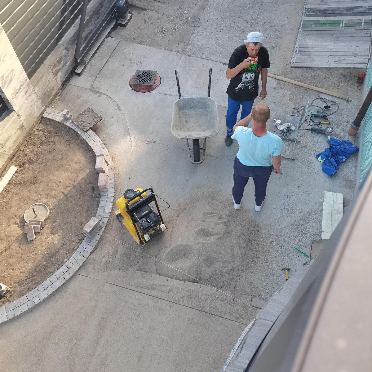 Обсуждение за чашечкой кофе и сигареткой. Осуждаю... Не кофе и обсуждение.