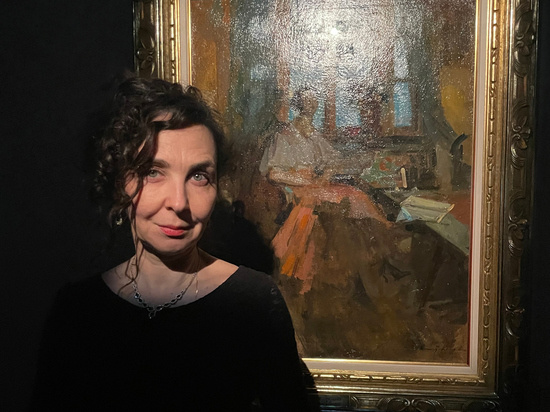 КУРАТОР ВЫСТАВКИ ЛЮБОВЬ АГАФОНОВА ПОКАЗЫВАЕТ ПОРТРЕТ НАДИ КОМАРОВСКОЙ, С КОТОРОЙ КОРОВИНА СВЯЗЫВАЛ РОМАН ДЛИНОЙ В 20 ЛЕТ.ФОТО: МАРИЯ МОСКВИЧЕВА