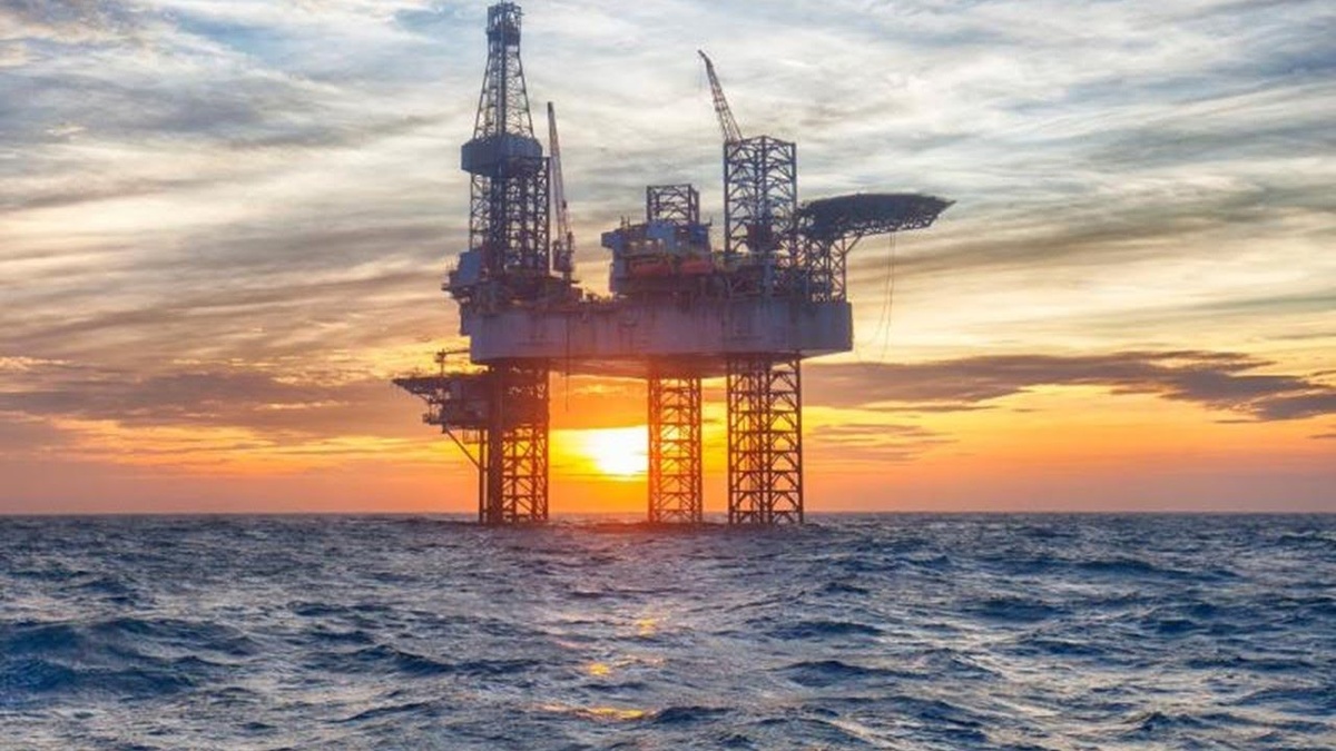 Вечный танец спроса и предложения
Нефть – не просто товар. Это кровь современной цивилизации, источник геополитических бурь и причина головокружительных взлетов и падений экономик. История нефтяного рынка – это история человечества в миниатюре: войны, революции, технологические прорывы и безудержная жажда энергии. 