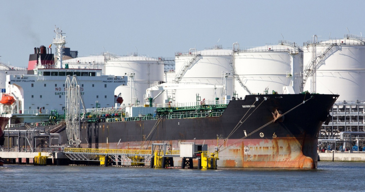 Цены на "черное золото" – словно сердцебиение планеты, учащенно бьющееся в моменты кризисов и затихающее в периоды изобилия. Эти циклы, длящиеся годами, диктуют правила игры всему миру. От первых скважин Баку до сланцевой революции в Техасе, от кабинетов Рокфеллера до залов заседаний ОПЕК+ – давайте пройдемся по главным векам и вехам нефтяной лихорадки, которая не утихает и сегодня.