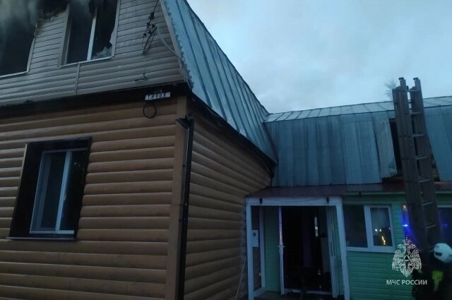    Предварительная причина возгорания - короткое замыкание. Фото: пресс-служба ГУ МЧС по РТ