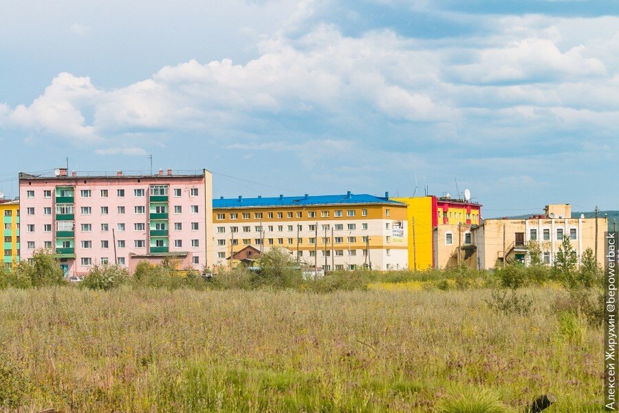 Выглядит так, будто кто-то вылил на город ведро с краской. И не одно