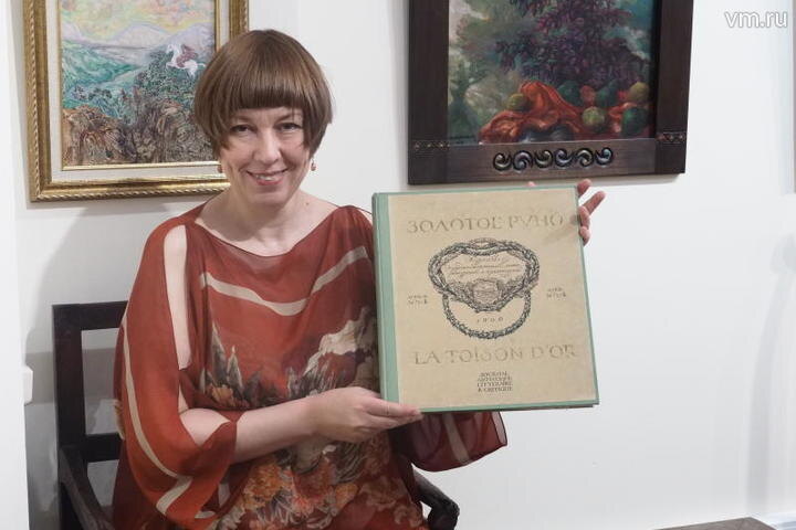  Инна Пуликова с одним из номеров журнала «Золотое руно» / Фото: Сергей Шахиджанян, «Вечерняя Москва»