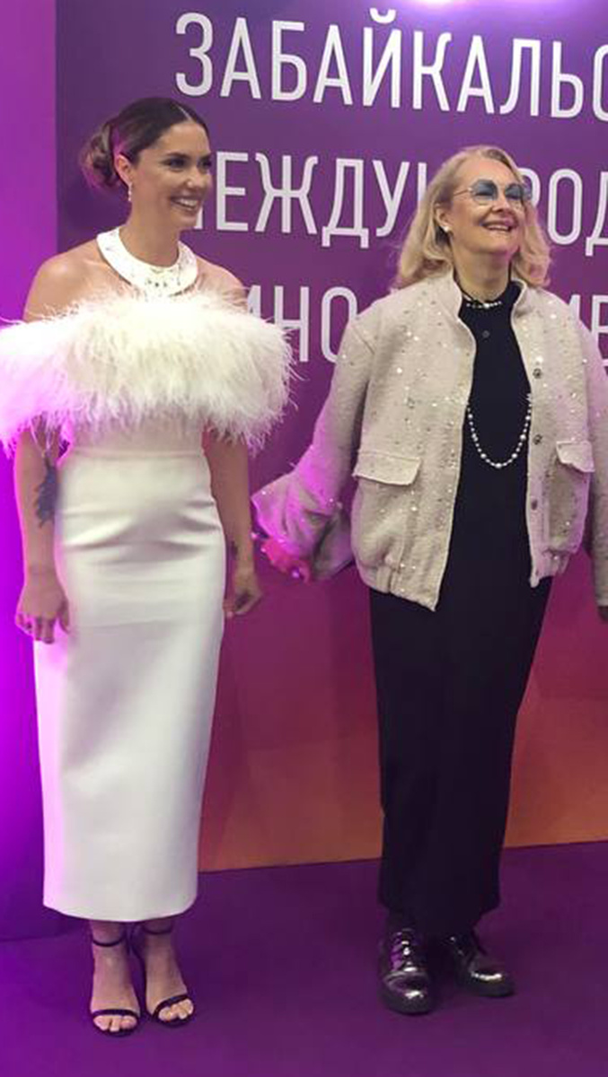 Беременная Агата Муцениеце на кинофестивале в Забайкалье не скрыла животик. Фото: Ольга Храбрых / Teleprogramma.org