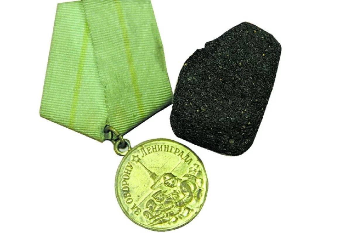    Награды за оборону Ленинграда нашли в куче мусора