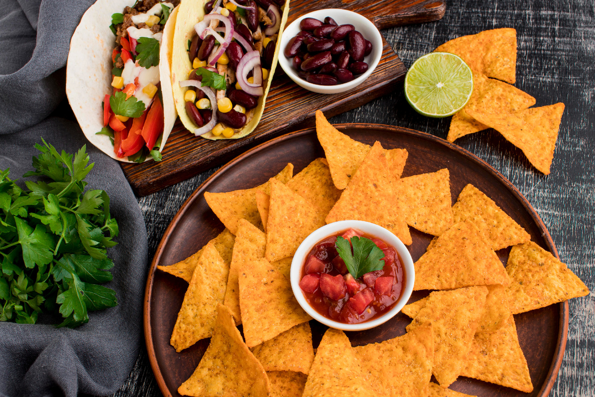 <a href="https://ru.freepik.com/free-photo/top-view-delicious-nachos-with-tortillas_9332621.htm#fromView=search&page=2&position=7&uuid=391c1f2d-9a51-4a92-9c8f-8247b38701c2&query=%D0%BD%D0%B0%D1%87%D0%BE%D1%81">Изображение от freepik</a>
