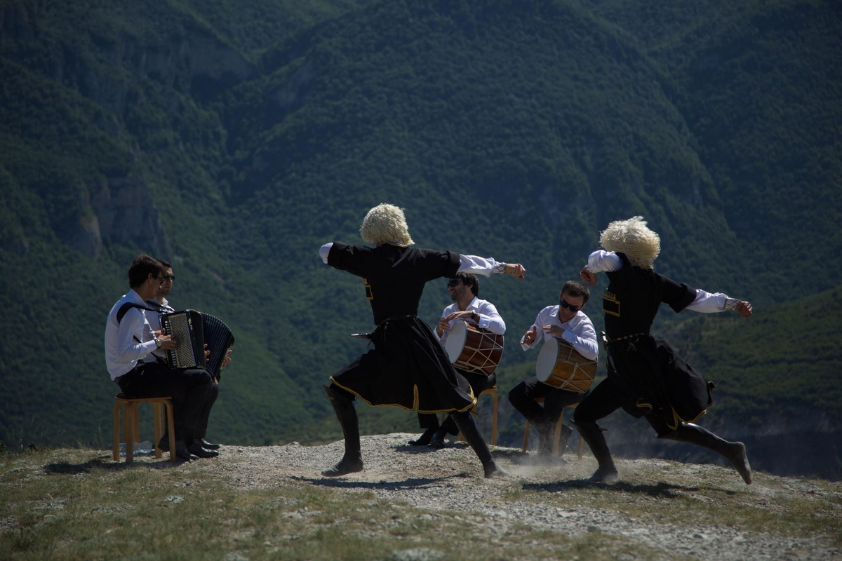 Лезгинка. Источник: https://www.culture.ru/events/2457614/chas-nravstvennosti-nashi-tradicii?location=chechenskaya-respublika-shalinskiy-rayon