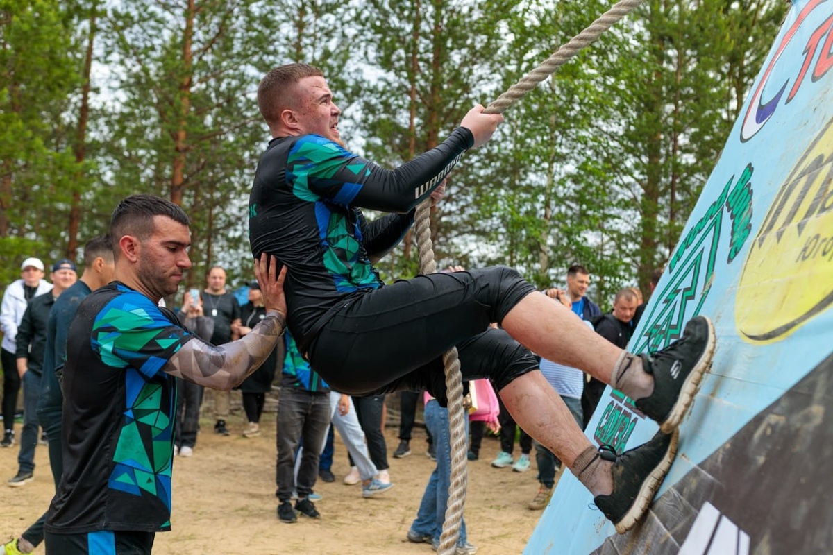    В Югорске 160 спортсменов Югры и Свердловской области вышли на дистанцию экстрим-забега