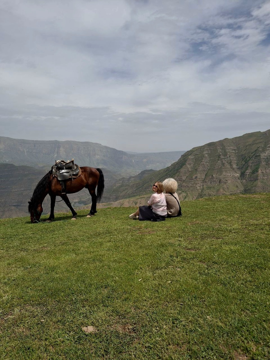 Собираясь в путешествие, приготовьтесь к тому, что будет много красивых фото. Возьмите с собой Power Bank (внешний аккумулятор), так как в путешествии по живописным, но удалённым местам зарядки на телефоне вряд ли хватит.‼️ Помните, что Power Bank нельзя сдавать в багаж, но его можно взять в ручную кладь. Убедитесь, что на устройстве указаны характеристики, иначе служба авиационной безопасности может его изъять. Для перевозки существуют ограничения по мощности внешнего аккумулятора.Перед полетом рекомендуется проверить правила конкретной авиакомпании.