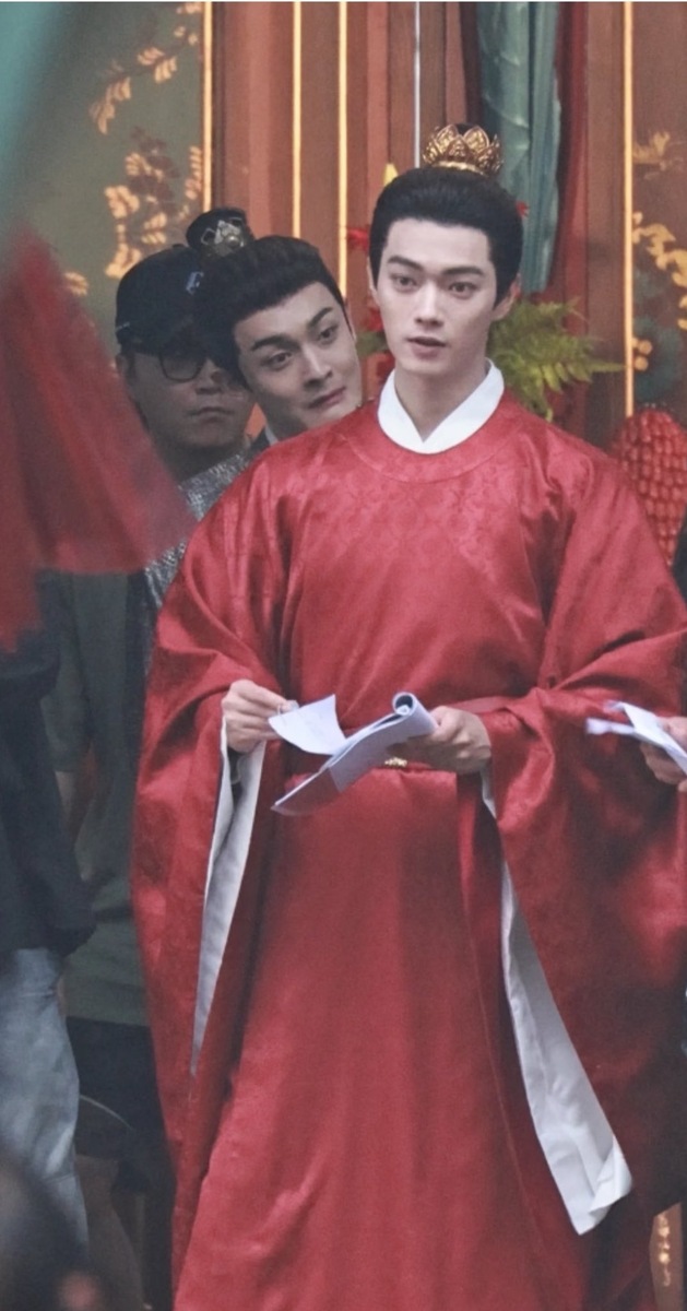 Видели, видели -какие рожицы строят за спиной Кая?