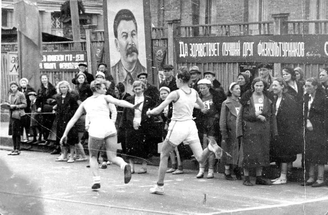 Легкоатлетическая эстафета МГУ в 1950 году. Источник: Музей истории МГУ.