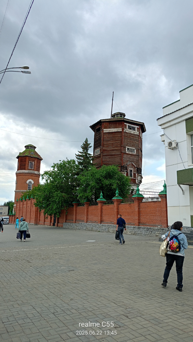 Башни  19 века. Обе красавицы! Какую то из них и продают