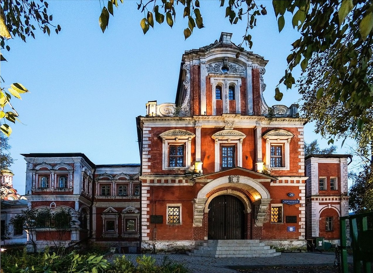 Палаты Аверкия Кириллова на Берсеневской набережной, где в 1864–1929 годы располагалось Императорское общество истории и древностей российских. (Фото Д. А. Гутнова)
