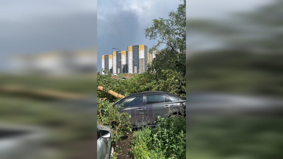     Несколько автомобилей пострадало после кратковременного града в Красноярске