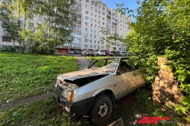    У машины разбиты стёкла и помят капот Фото: АиФ/ Анна Якурнова