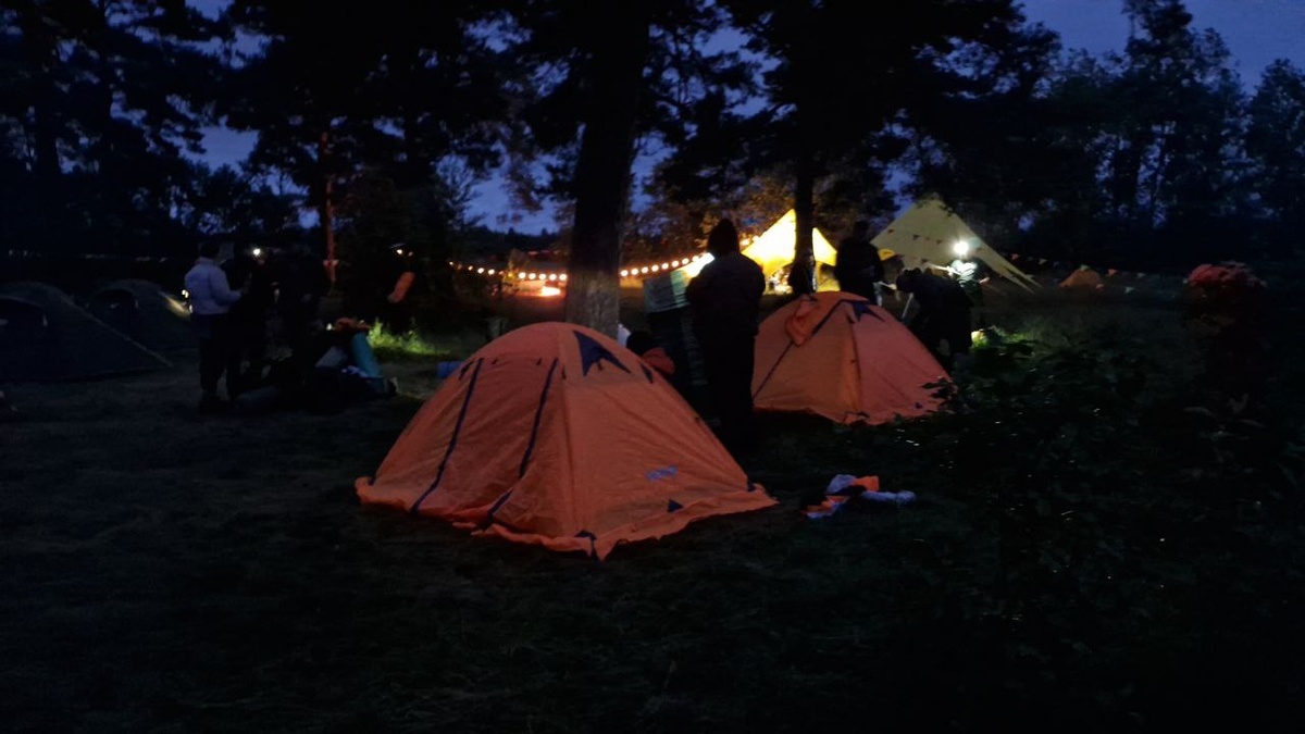 Палатки очень хорошие, в нормальных спальниках без проблем спать