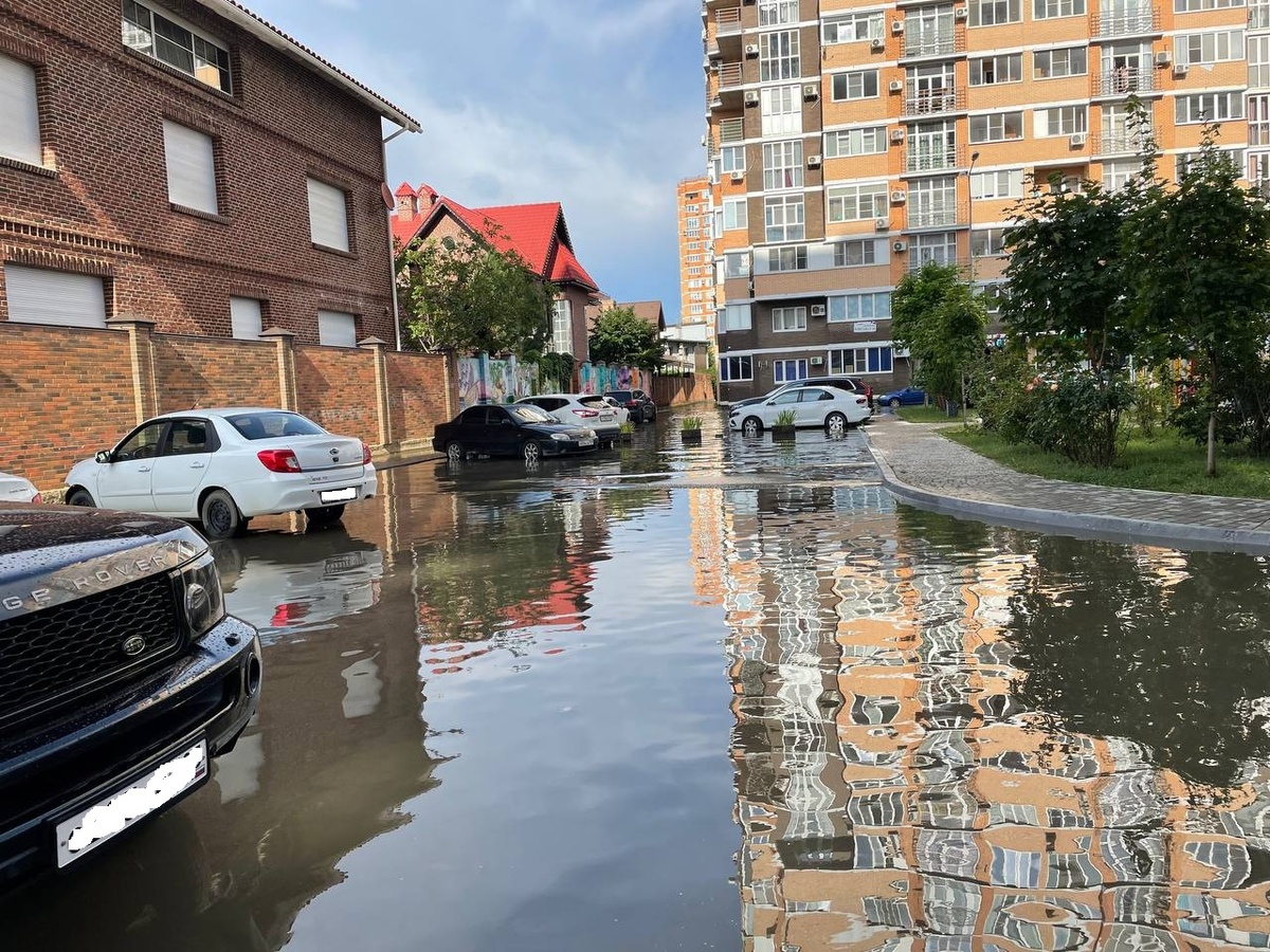 Дождевая вода затопила несколько дворов.  Фото: Фото: ФедералПресс / Мария Гридина