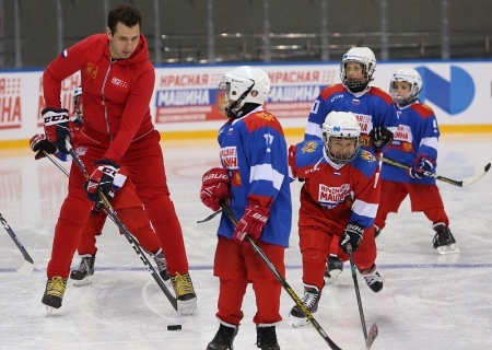    Ротенберг работает над организацией детских хоккейных матчей России с США и Канадой