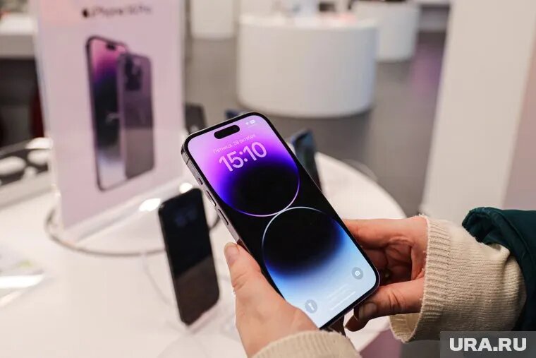 Айфоны подешевели в преддверии выпуска новой модели. Фото: Размик Закарян © URA.RU