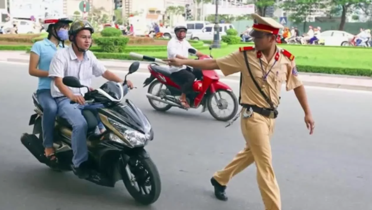 сотрудник вьетнамской дорожной полиции