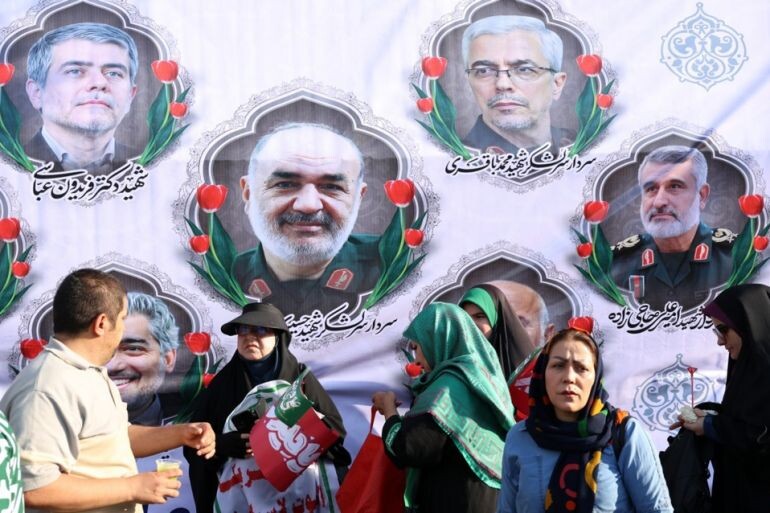 Иранцы стоят перед рекламным щитом с фотографиями погибших иранских военачальников в Тегеране, Иран, 14 июня 2025 года [Абедин Тахеркенаре/EPA-EFE]
