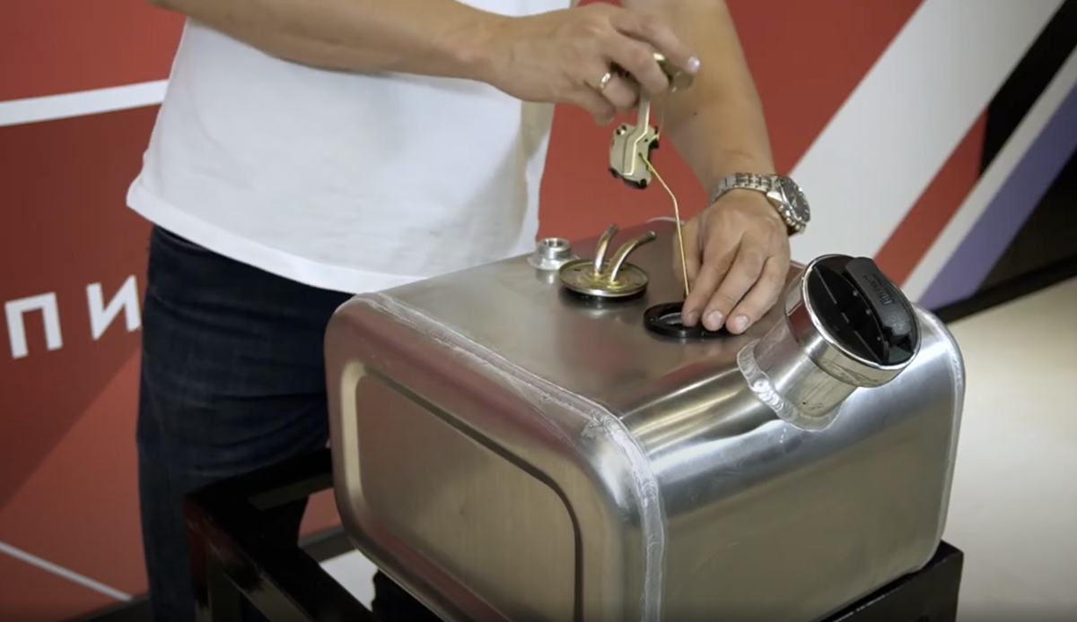 Установка штатного топливозаборника и датчика уровня топлива в алюминиевый бак БАКОР 30 литров. Все технологические отверстия соответствуют оригинальным