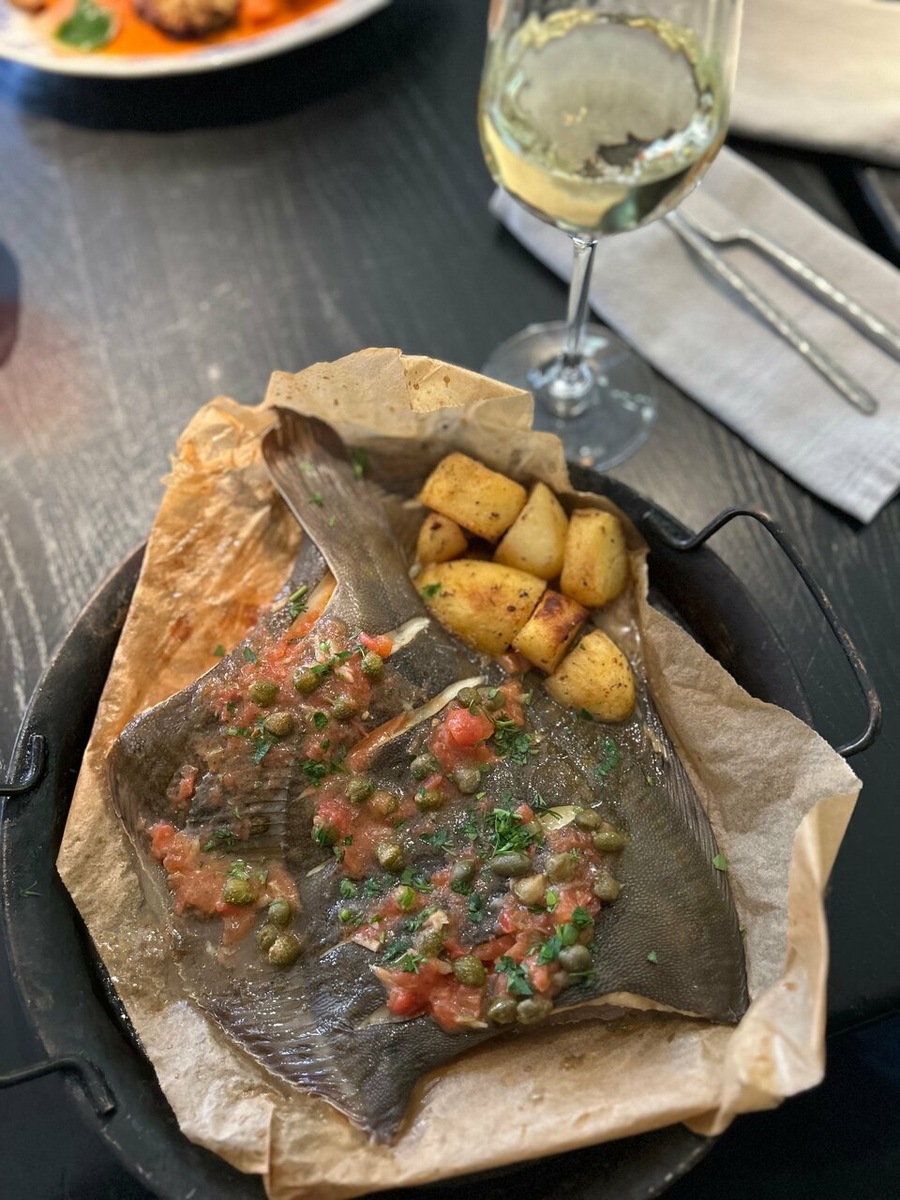 Камбала запеченная с томатами и каперсами в ресторане "Балт" в Зеленоградске