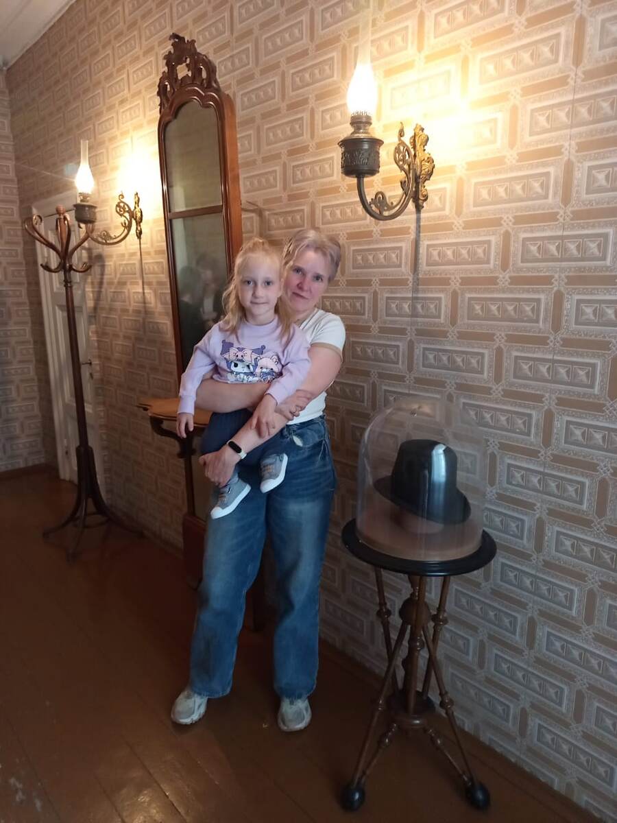 Рядом с шляпой Фёдора Михайловича