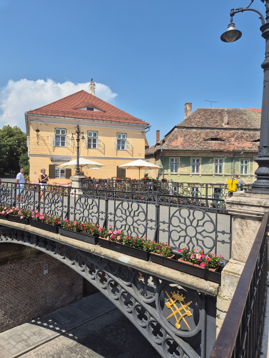 Мост Лжецов. Врать на нем не пробовали. От греха :).